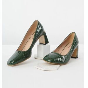 Unique Vintage Faux Croc Kitten Hell